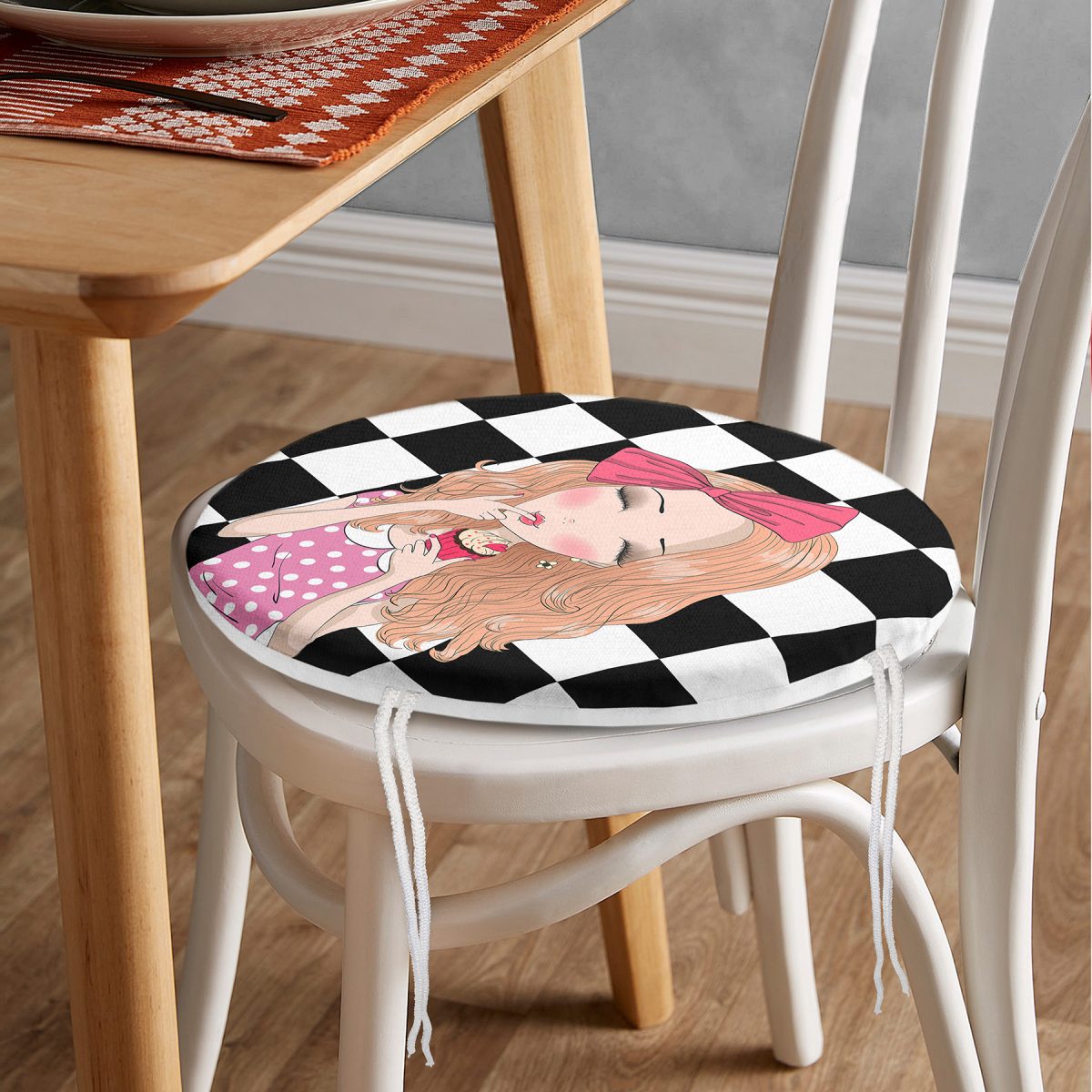 Dama Zeminli Pancakeli Kız Desenli Dijital Baskılı Modern Yuvarlak Fermuarlı Sandalye Minderi Realhomes