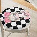 - RealHomes Yuvarlak Fermuarlı Minder - Realhomes Dama Zeminli Fotoğraf Çeken Kız Tasarımlı Dijital Baskılı Yuvarlak Fermuarlı Sandalye Minderi Realhomes