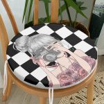 - RealHomes Yuvarlak Fermuarlı Minder - Realhomes Dama Zeminli & Fotoğraf Çeken Kız Tasarımlı Dijital Baskılı Yuvarlak Fermuarlı Sandalye Minderi Realhomes