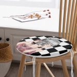 - RealHomes Yuvarlak Fermuarlı Minder - Realhomes Dama Zeminli & Fotoğraf Çeken Kız Tasarımlı Dijital Baskılı Yuvarlak Fermuarlı Sandalye Minderi Realhomes