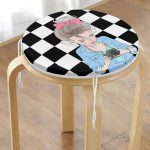 - RealHomes Yuvarlak Fermuarlı Minder - Realhomes Dama Zeminli Fotoğraf Çeken Kız Tasarımlı Dijital Baskılı Yuvarlak Fermuarlı Sandalye Minderi Realhomes