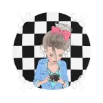 - RealHomes Yuvarlak Fermuarlı Minder - Realhomes Dama Zeminli Fotoğraf Çeken Kız Tasarımlı Dijital Baskılı Yuvarlak Fermuarlı Sandalye Minderi Realhomes