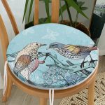 - RealHomes Yuvarlak Fermuarlı Minder - Realhomes  Mavi Kuş Desenli Dijital Baskılı Yuvarlak Fermuarlı Sandalye Minderi Realhomes