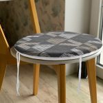 - RealHomes Yuvarlak Fermuarlı Minder - Realhomes Siyah Zemin Geometrik Üçgen Tasarımlı Yuvarlak Fermuarlı Sandalye Minderi Realhomes