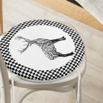 - RealHomes Yuvarlak Fermuarlı Minder - Realhomes  Dama Çerçeveli Ağaç Tasarımlı Geyik Çizimli Yuvarlak Fermuarlı Sandalye Minderi Realhomes