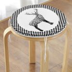 - RealHomes Yuvarlak Fermuarlı Minder - Realhomes  Dama Çerçeveli Ağaç Tasarımlı Geyik Çizimli Yuvarlak Fermuarlı Sandalye Minderi Realhomes