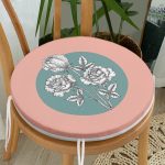 - RealHomes Yuvarlak Fermuarlı Minder - Realhomes Pudra Yeşil Zeminli Beyaz Gül Tasarımlı Yuvarlak Fermuarlı Sandalye Minderi Realhomes