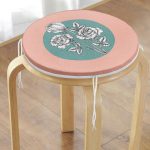 - RealHomes Yuvarlak Fermuarlı Minder - Realhomes Pudra Yeşil Zeminli Beyaz Gül Tasarımlı Yuvarlak Fermuarlı Sandalye Minderi Realhomes