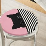 Pembe Zemin Çizgili Motif Kara Kedi Tasarımlı Modern Yuvarlak Fermuarlı Sandalye Minderi Realhomes