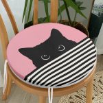 Pembe Zemin Çizgili Motif Kara Kedi Tasarımlı Modern Yuvarlak Fermuarlı Sandalye Minderi Realhomes