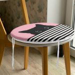 Pembe Zemin Çizgili Motif Kara Kedi Tasarımlı Modern Yuvarlak Fermuarlı Sandalye Minderi Realhomes
