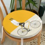 - RealHomes Yuvarlak Fermuarlı Minder - Realhomes  Sarı Krem Zemin Bisikletli Adam Motifli Yuvarlak Fermuarlı Sandalye Minderi Realhomes