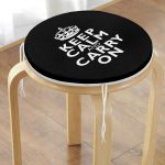 - RealHomes Yuvarlak Fermuarlı Minder - Realhomes Siyah Beyaz Keep Calm And Carry On Baskılı Yuvarlak Fermuarlı Sandalye Minderi Realhomes