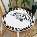 - RealHomes Yuvarlak Fermuarlı Minder - Realhomes  Damalı Çerçeve Motifli Zebra Desenli Yuvarlak Fermuarlı Sandalye Minderi Realhomes