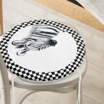 - RealHomes Yuvarlak Fermuarlı Minder - Realhomes  Damalı Çerçeve Motifli Zebra Desenli Yuvarlak Fermuarlı Sandalye Minderi Realhomes