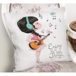 Şarkı Söyleyen Kız Desenli Dijital Baskılı Kırlent Kılıfı Realhomes