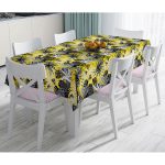 - Masa-5367-Gorsel - Realhomes  Sarı Zemin Üzerinde Beyaz Ve Gri Yaprak Motifli Masa Örtüsü Realhomes