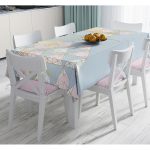 Renkli Zemin Üzerinde Üçgen Desenli Dijital Baskılı Modern Masa Örtüsü Realhomes