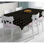 - Masa-7716-Gorsel - Realhomes  Siyah Zemin Üzerinde Gold Detaylı Fiyonk Çizimli Dijital Baskılı Modern Masa Örtüsü Realhomes