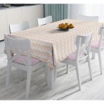 Pembe Zemin Üzerinde Gold Detaylı Renkli Zikzak Desenli Dijital Baskılı Modern Masa Örtüsü Realhomes