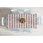 - Masa-8252-Gorsel-1 - Realhomes  Beyaz Zemin Üzerinde Renkli Geometrik Zikzak Desenli Dijital Baskılı Modern Masa Örtüsü Realhomes