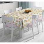 - Masa-8316-Gorsel - Realhomes  Beyaz Zemin Üzerinde Gold Detaylı Hediye Paketi Desenli Dijital Baskılı Modern Masa Örtüsü Realhomes