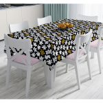 - Masa-8517-Gorsel - Realhomes  Siyah Zemin Üzerinde Gold Detaylı Beyaz Çiçek Desenli Dijital Baskılı Modern Masa Örtüsü Realhomes