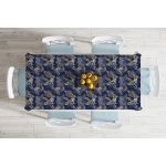 - Masa-8573-Gorsel-1 - Realhomes  Mavi Zemin Üzerinde Gold Detaylı Yaprak Desenli Dijital Baskılı Modern Masa Örtüsü Realhomes