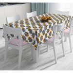 - Masa-8640-Gorsel - Realhomes  Beyaz Zemin Üzerinde Ekose Desenli Bal Kabağı Motifli Dijital Baskılı Modern Masa Örtüsü Realhomes