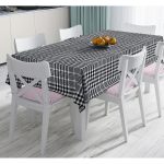 - Masa-8710-Gorsel - Realhomes  Beyaz Zemin Üzerinde Siyah Ekose Desenli Dijital Baskılı Modern Masa Örtüsü Realhomes