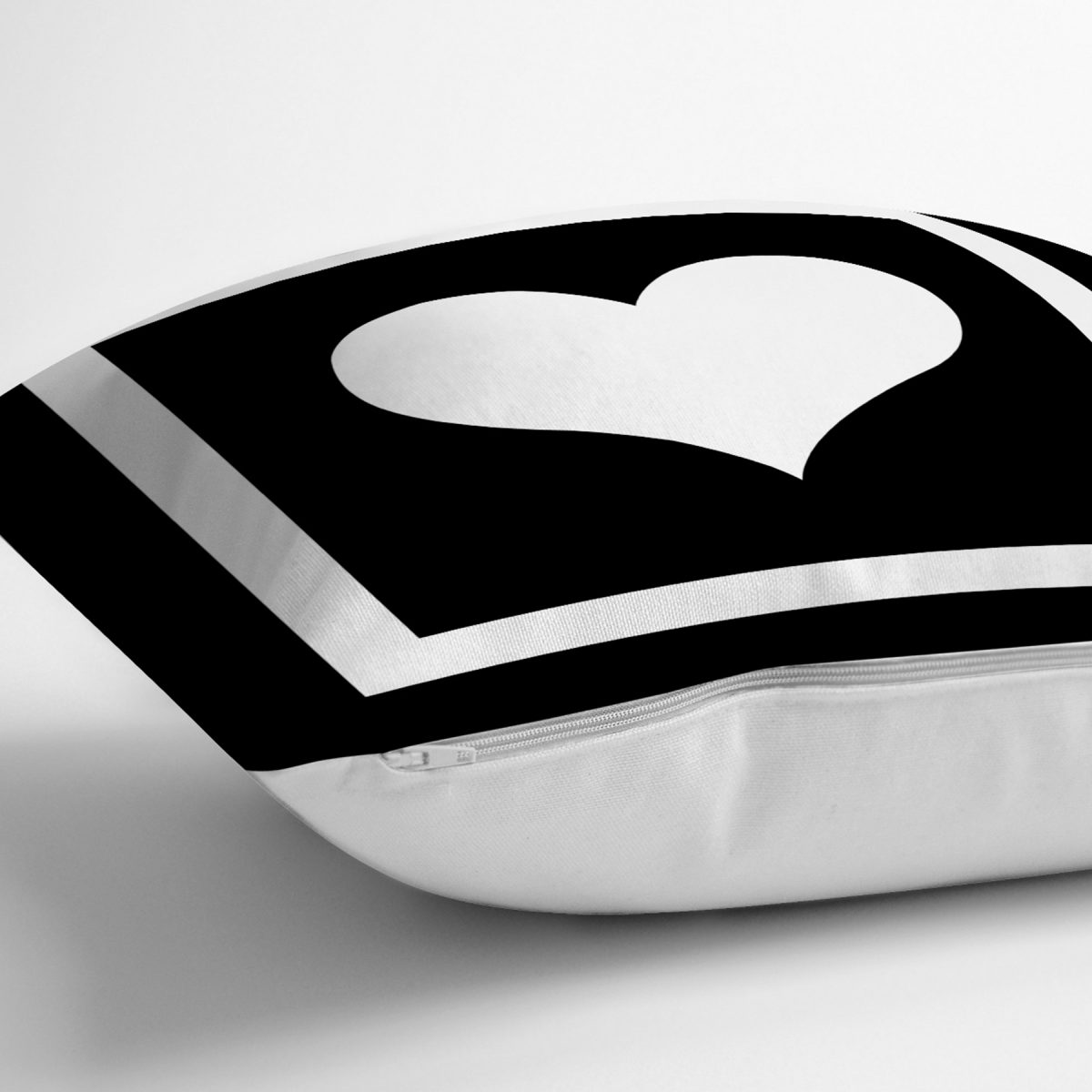 Siyah Zemin Beyaz Çerçeveli Kalp Çizimli Dijital Baskılı Kırlent Kılıfı Realhomes