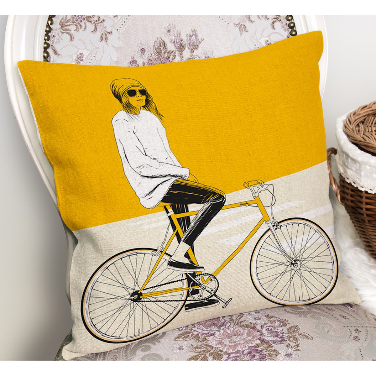 Sarı Krem Zemin Bisikletli Adam Motifli Yastık Kırlent Kılıfı Realhomes