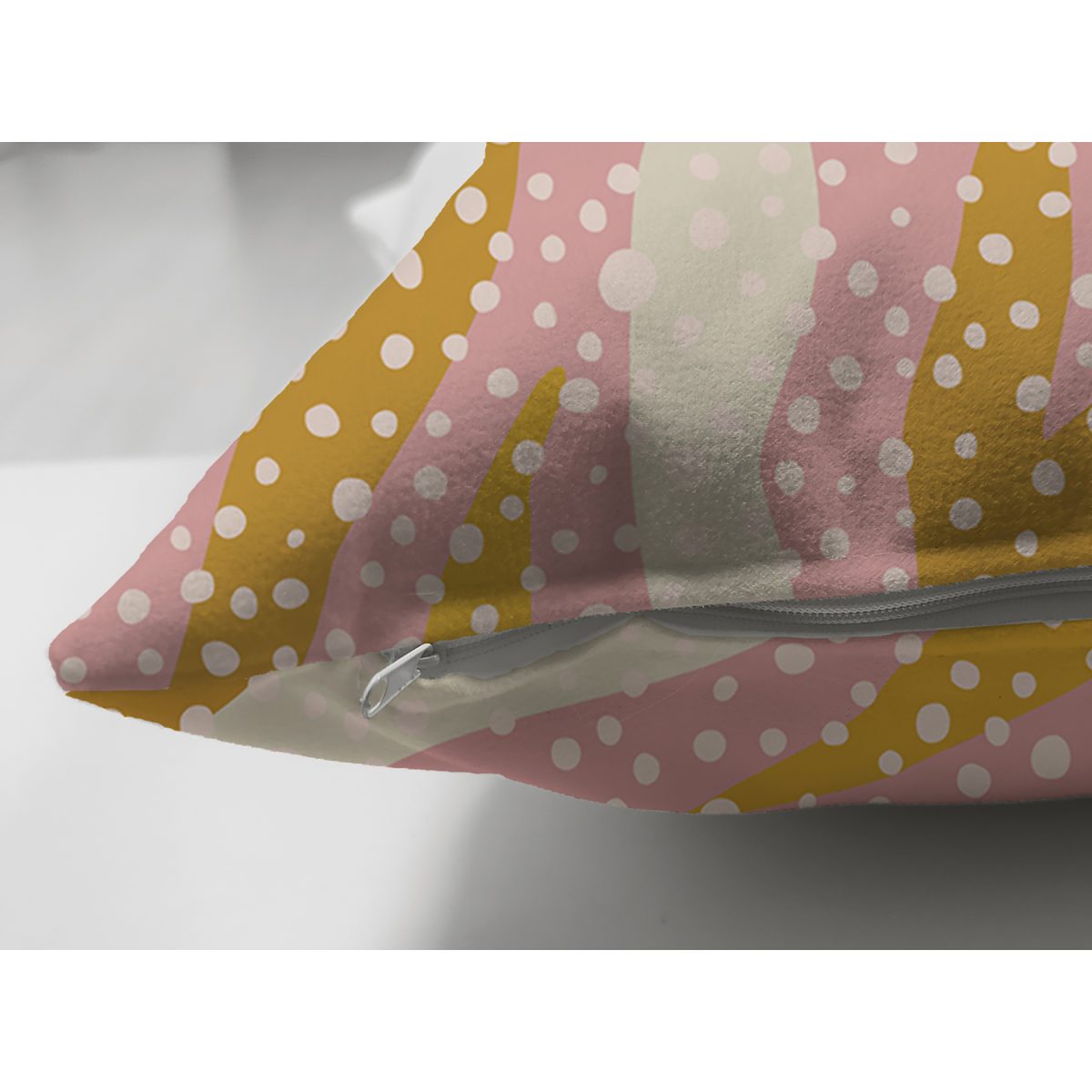 Pembe Zemin Puantiyeli Zebra Desen Motifli Süet Yastık Kırlent Kılıfı Realhomes