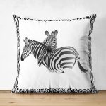 - RealHomes Çift Tarafı Dijital Baskılı Süet Yastık Kırlent Kılıfı - Realhomes Zebra Çerçeveli Zebra Desenli Dijital Baskılı Dekoratif Süet Yastık Kırlent Kılıfı Realhomes