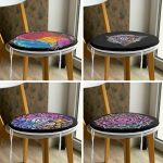 - RealHomes Yuvarlak Fermuarlı Sandalye Minderi - Realhomes  4'lü Siyah Zeminde Rengarenk Mandala Motifli Dijital Baskılı Yuvarlak Fermuarlı Sandalye Minderi Seti Realhomes