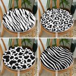 - RealHomes Yuvarlak Fermuarlı Sandalye Minderi - Realhomes  4'lü Beyaz Zemin Üzerinde Zebra Desenli Modern Yuvarlak Fermuarlı Sandalye Minderi Seti Realhomes