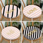 - RealHomes Yuvarlak Fermuarlı Sandalye Minderi - Realhomes  4'lü Beyaz Zemin Üzerinde Gold Detaylı Geometrik Desenli Modern Yuvarlak Fermuarlı Sandalye Minderi Seti Realhomes