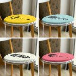 4'lü Renkli Zemin Üzerinde Onedraw Çizimli Modern Yuvarlak Fermuarlı Sandalye Minderi Seti Realhomes