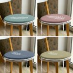 - RealHomes Yuvarlak Fermuarlı Sandalye Minderi - Realhomes 4'lü Renkli Zemin Beyaz Çiçek Çizimli Yuvarlak Fermuarlı Sandalye Minderi Seti Realhomes