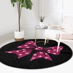 - RealHomes Dijital Baskılı Kaymaz Tabanlı Comfort Yuvarlak Halı - Realhomes Siyah Zemin Pembe Kurdele Tasarımlı Dijital Baskılı Çocuk ve Genç Odası Yıkanabilir Kaymaz Tabanlı Yuvarlak Halı Realhomes
