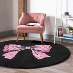 - RealHomes Dijital Baskılı Kaymaz Tabanlı Comfort Yuvarlak Halı - Realhomes  Siyah Zemin Pembe Kurdele Tasarımlı Dijital Baskılı Çocuk ve Genç Odası Yıkanabilir Kaymaz Tabanlı Yuvarlak Halı Realhomes