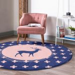 - RealHomes Dijital Baskılı Kaymaz Tabanlı Comfort Yuvarlak Halı - Realhomes Lacivert Zemin Geyik Tasarımlı Dijital Baskılı Renkli Salon ve Oturma Odası Yıkanabilir Kaymaz Tabanlı Yuvarlak Halı Realhomes