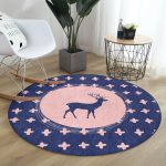 - RealHomes Dijital Baskılı Kaymaz Tabanlı Comfort Yuvarlak Halı - Realhomes Lacivert Zemin Geyik Tasarımlı Dijital Baskılı Renkli Salon ve Oturma Odası Yıkanabilir Kaymaz Tabanlı Yuvarlak Halı Realhomes