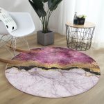 - RealHomes Dijital Baskılı Kaymaz Tabanlı Comfort Yuvarlak Halı - Realhomes  Mürdüm Beyaz Altın Desenli Modern Pembe Salon ve Oturma Odası Yıkanabilir Kaymaz Tabanlı Yuvarlak Halı Realhomes