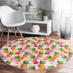 - RealHomes Dijital Baskılı Kaymaz Tabanlı Comfort Yuvarlak Halı - Realhomes Realhomes Pembe Zeminli Ananaslar Özel Tasarım Outdoor Yıkanabilir Kaymaz Tabanlı Yuvarlak Halı Realhomes