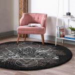- RealHomes Dijital Baskılı Kaymaz Tabanlı Comfort Yuvarlak Halı - Realhomes  Realhomes Siyah Zeminde Beyaz Desenli Salon ve Oturma Odası Yıkanabilir Kaymaz Tabanlı Yuvarlak Halı Realhomes