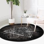 - RealHomes Dijital Baskılı Kaymaz Tabanlı Comfort Yuvarlak Halı - Realhomes  Realhomes Siyah Zeminde Beyaz Desenli Salon ve Oturma Odası Yıkanabilir Kaymaz Tabanlı Yuvarlak Halı Realhomes