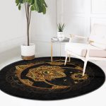 - RealHomes Dijital Baskılı Kaymaz Tabanlı Comfort Yuvarlak Halı - Realhomes  Siyah Zeminde Gold Hilal İçerisinde Üçüncü Göz Motifli Salon ve Oturma Odası Yıkanabilir Kaymaz Tabanlı Yuvarlak Halı Realhomes