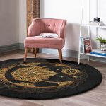 - RealHomes Dijital Baskılı Kaymaz Tabanlı Comfort Yuvarlak Halı - Realhomes  Siyah Zeminde Gold Hilal İçerisinde Üçüncü Göz Motifli Salon ve Oturma Odası Yıkanabilir Kaymaz Tabanlı Yuvarlak Halı Realhomes