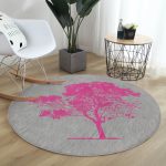 - RealHomes Dijital Baskılı Kaymaz Tabanlı Comfort Yuvarlak Halı - Realhomes  Gri Zeminde Fuşya Ağaç Tasarımlı Pembe Salon ve Oturma Odası Yıkanabilir Kaymaz Tabanlı Yuvarlak Halı Realhomes